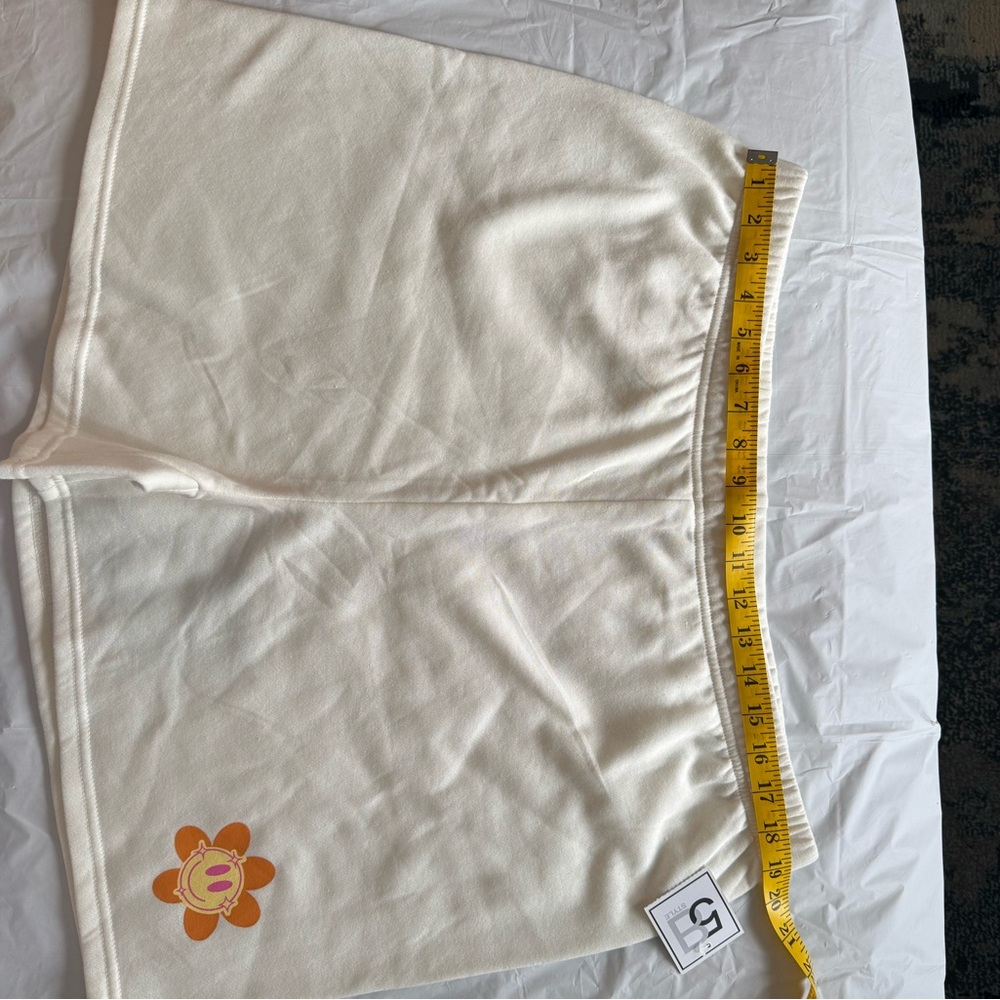 Women's Shorts with Flower Design - Picture 2 of 3